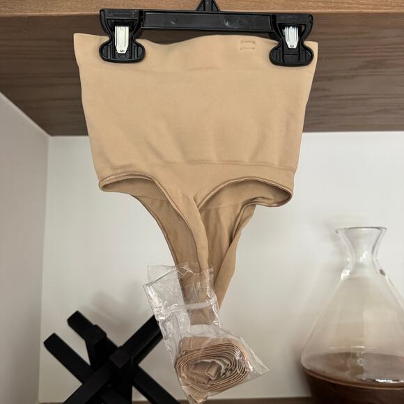 SKIMS High Waist Thongs with Removeable Straps - Picture 4 of 5